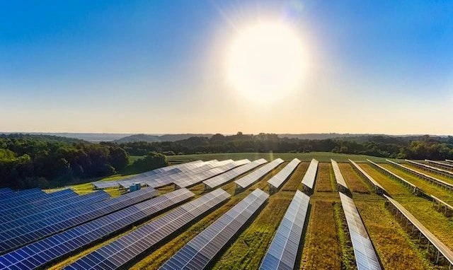 Campo verde com painéis de energia solar gerando energias renováveis
