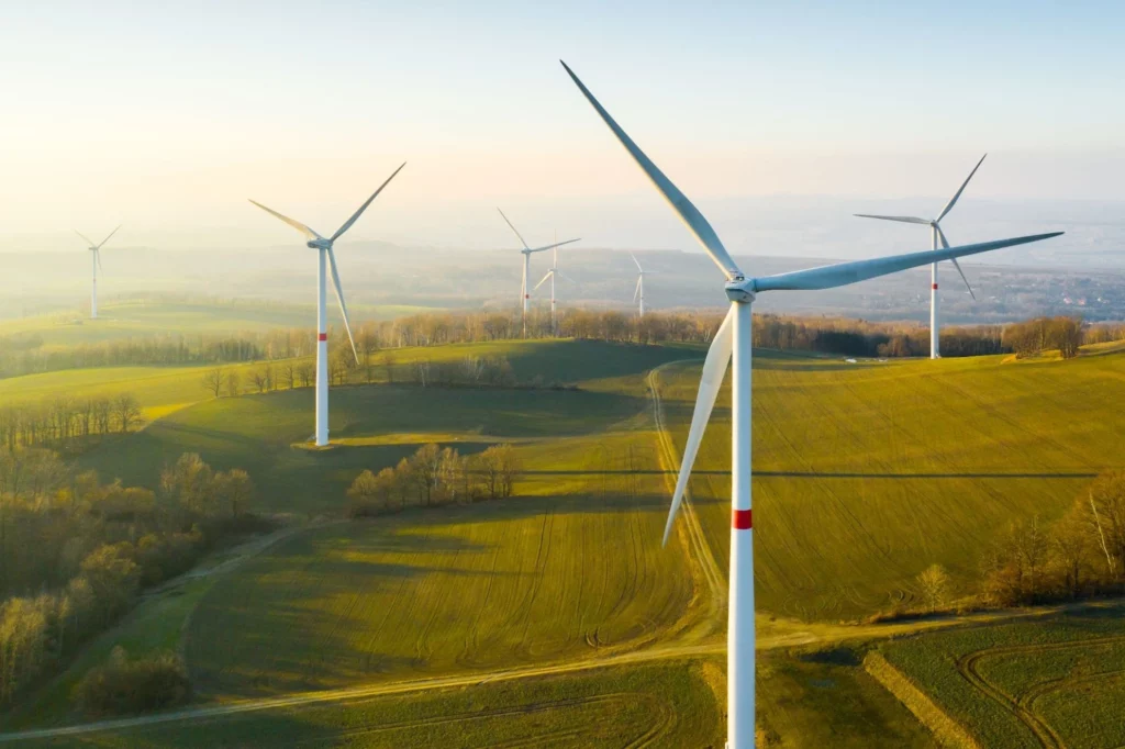 Campo verde com turbinas de energia eólica gerando energias renováveis