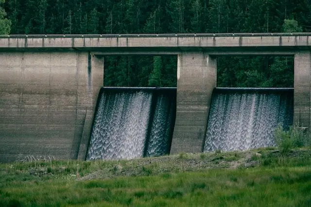 Usina de energia hidrelétrica em funcionamento gerando energia.