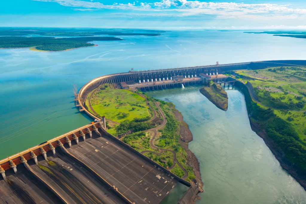 Vista aérea do reservatório de usina hidrelétrica Itaipu no Rio Paraná, um dos principais geradores de energia limpa no Brasil.